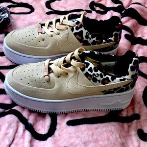 I am trying to sell these Nikes AF1. They are Brand new!